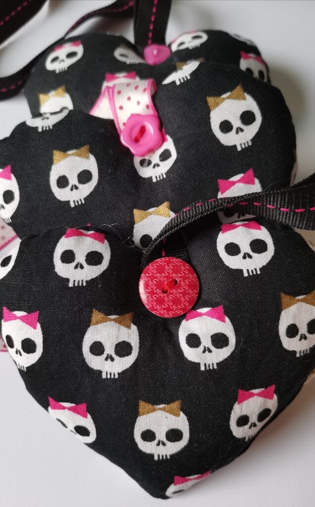 Small white skulls with coloured bows on black heart - pic 6